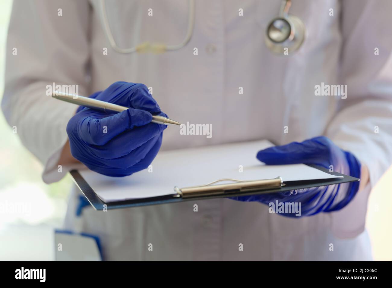 Le praticien tient le presse-papiers et remplit les informations sur le patient Banque D'Images