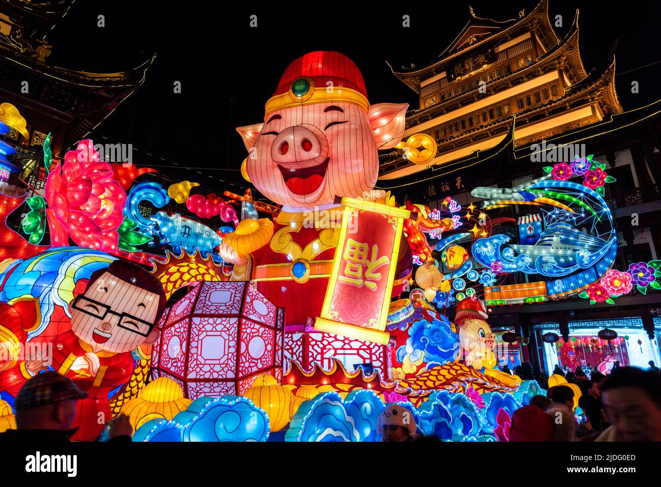 Les célèbres expositions illuminées à l'intérieur de Yu Yuan, jardin Yu, pendant le festival de lanternes de l'année du cochon. Banque D'Images