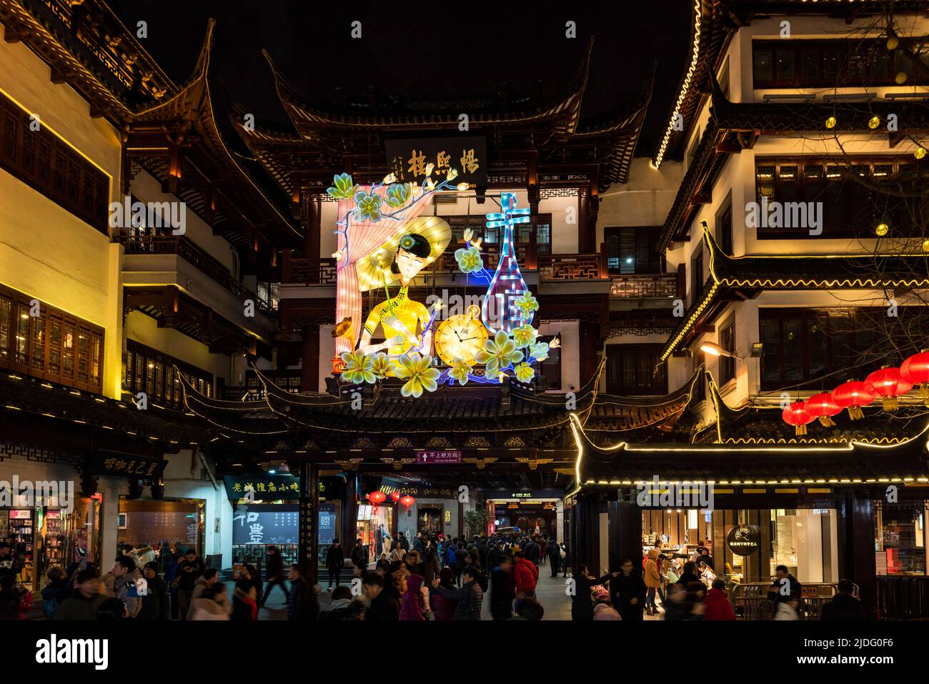 Les célèbres expositions illuminées à l'intérieur de Yu Yuan, jardin Yu, pendant le festival de lanternes de l'année du coq. Banque D'Images