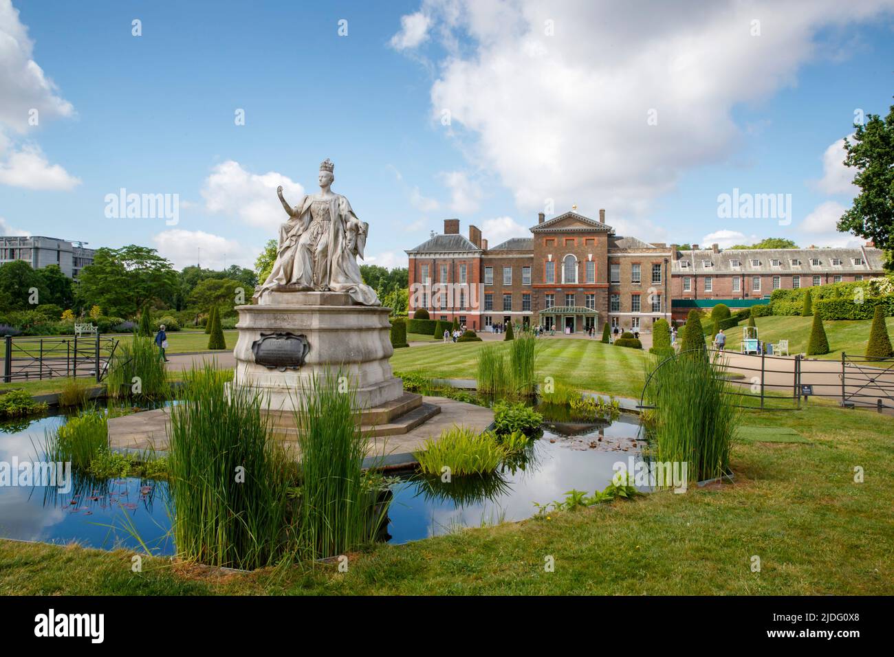 Statue de la reine Victoria au palais de Kensington, jardins de Kensington, Londres, Angleterre, Royaume-Uni jeudi, 19 mai 2022. Banque D'Images