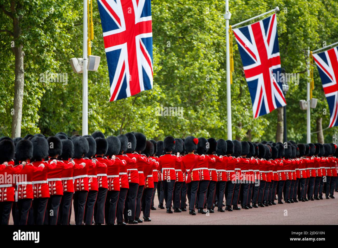Queens Guards marchant dans Trooping the Color répétitions, The Mall, Londres Angleterre, Royaume-Uni, samedi, 21 mai 2022. Banque D'Images
