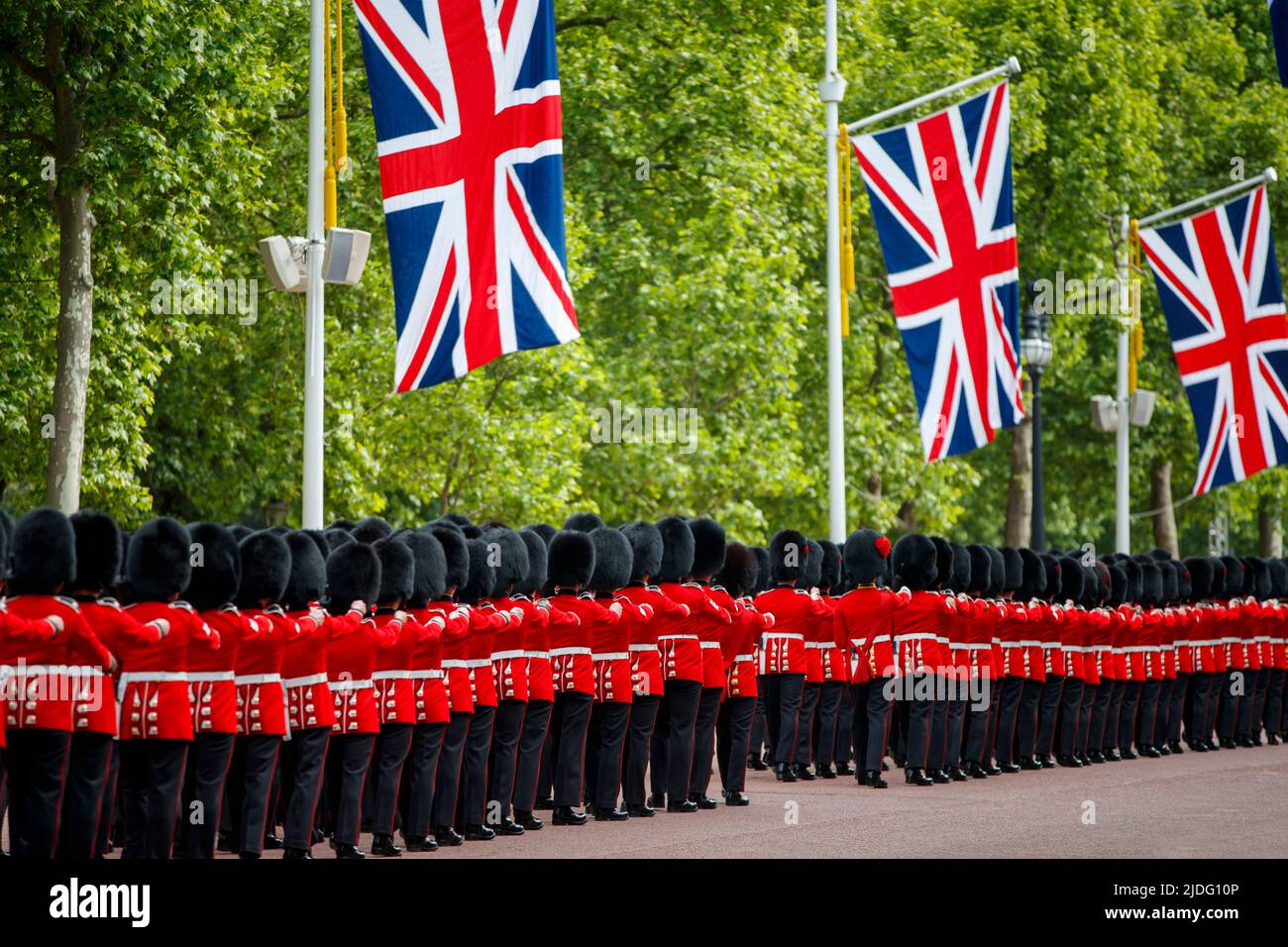 Queens Guards marchant dans Trooping the Color répétitions, The Mall, Londres Angleterre, Royaume-Uni, samedi, 21 mai 2022. Banque D'Images