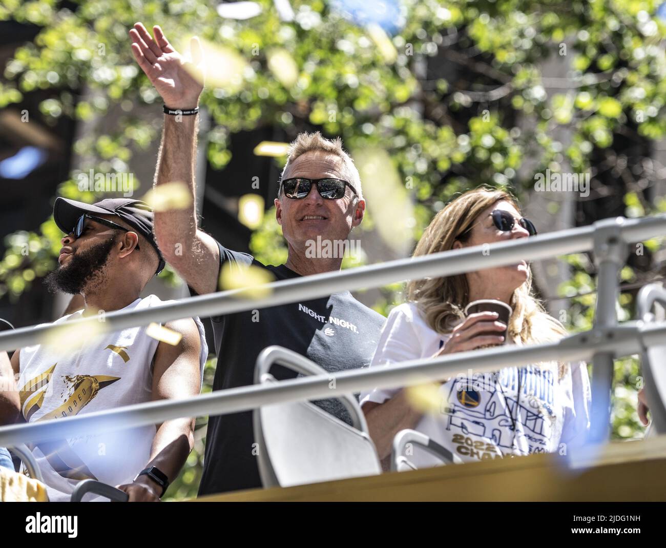 San Francisco, États-Unis. 20th juin 2022. L'entraîneur des Golden State Warriors Steve Kerr fait des vagues lors d'un défilé dans Market Street pour honorer le championnat de NBA de l'équipe à San Francisco lundi, 20 juin 2022. Photo de Terry Schmitt/UPI crédit: UPI/Alay Live News Banque D'Images