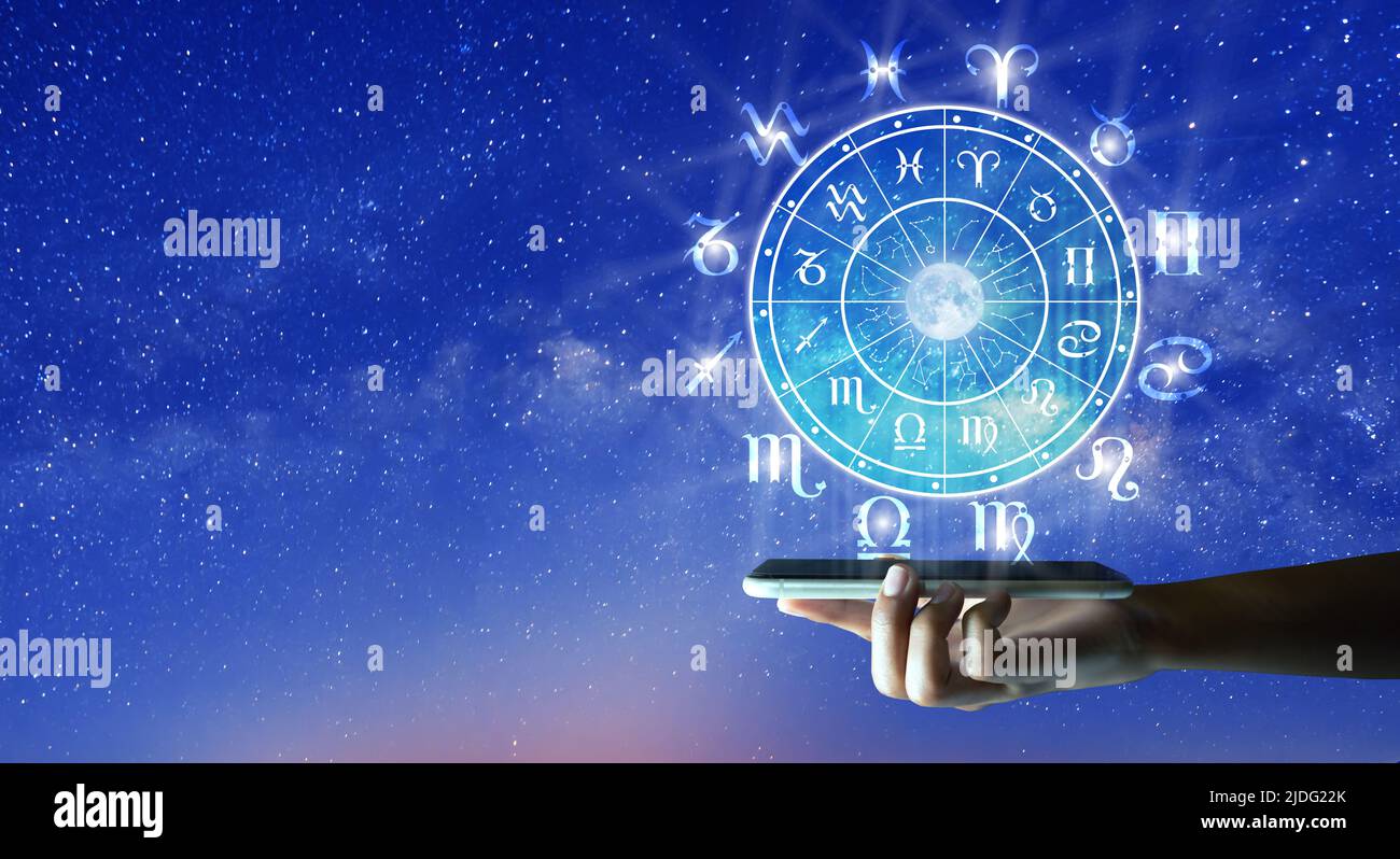 Signes astrologiques de zodiaque à l'intérieur du cercle d'horoscope sur la technologie mobile. Astrologie, connaissance des étoiles dans le ciel sur la voie laiteuse et la lune. Banque D'Images