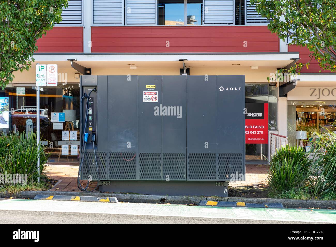 Chargeur de véhicule électrique à jolt EV pour véhicule public à Mona Vale Sydney, les clients bénéficient de 15 minutes de recharge gratuite, Sydney, Nouvelle-Galles du Sud, Australie Banque D'Images