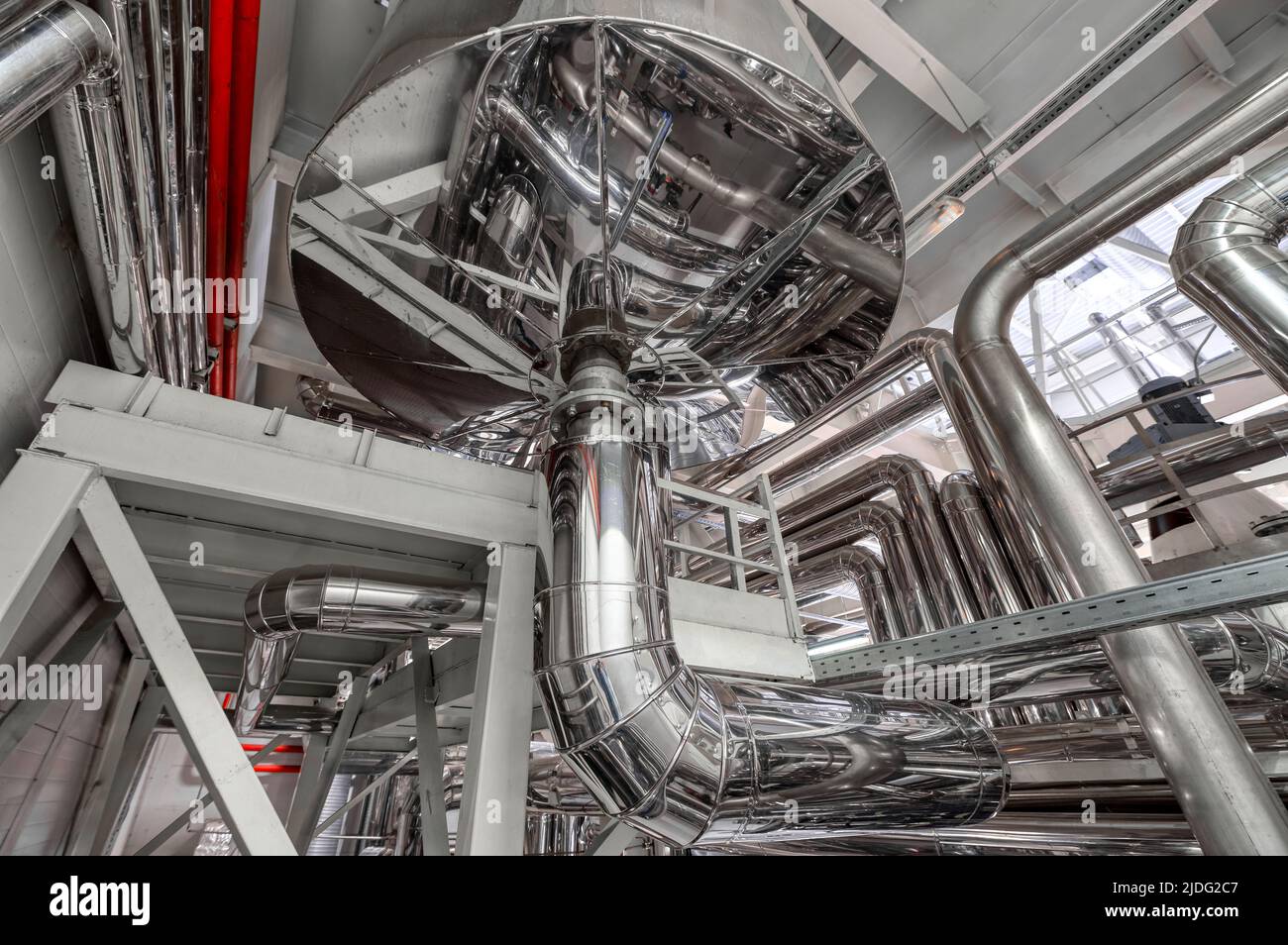 Énorme réservoir et système de tuyauterie complexe de pompage de liquides Banque D'Images