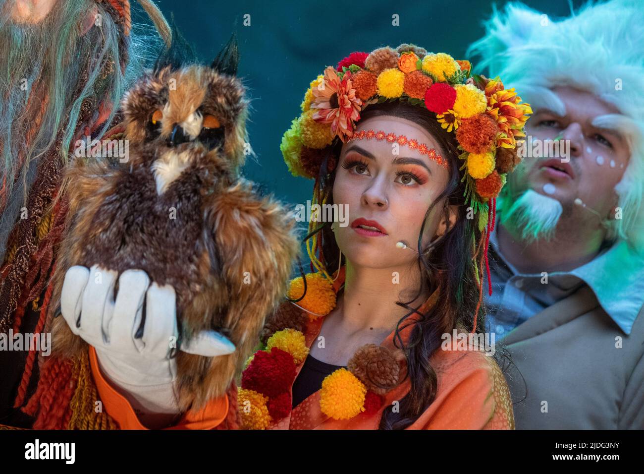 Zinnowitz, Allemagne. 20th juin 2022. L'acteur Annabel Himmelspach (Nayra, princesse des jongleurs) interprète une scène de la pièce 'Gold Festival of the jongleurss' lors des répétitions du Vineta Festival. Dans la pièce de cette année, la ville légendaire de Vineta, qui est toujours menacée par le naufrage dans la mer, accueille un festival, également pour apaiser les esprits menaçants. La première est sur 25.06.2022. Credit: Stefan Sauer/dpa/Alay Live News Banque D'Images