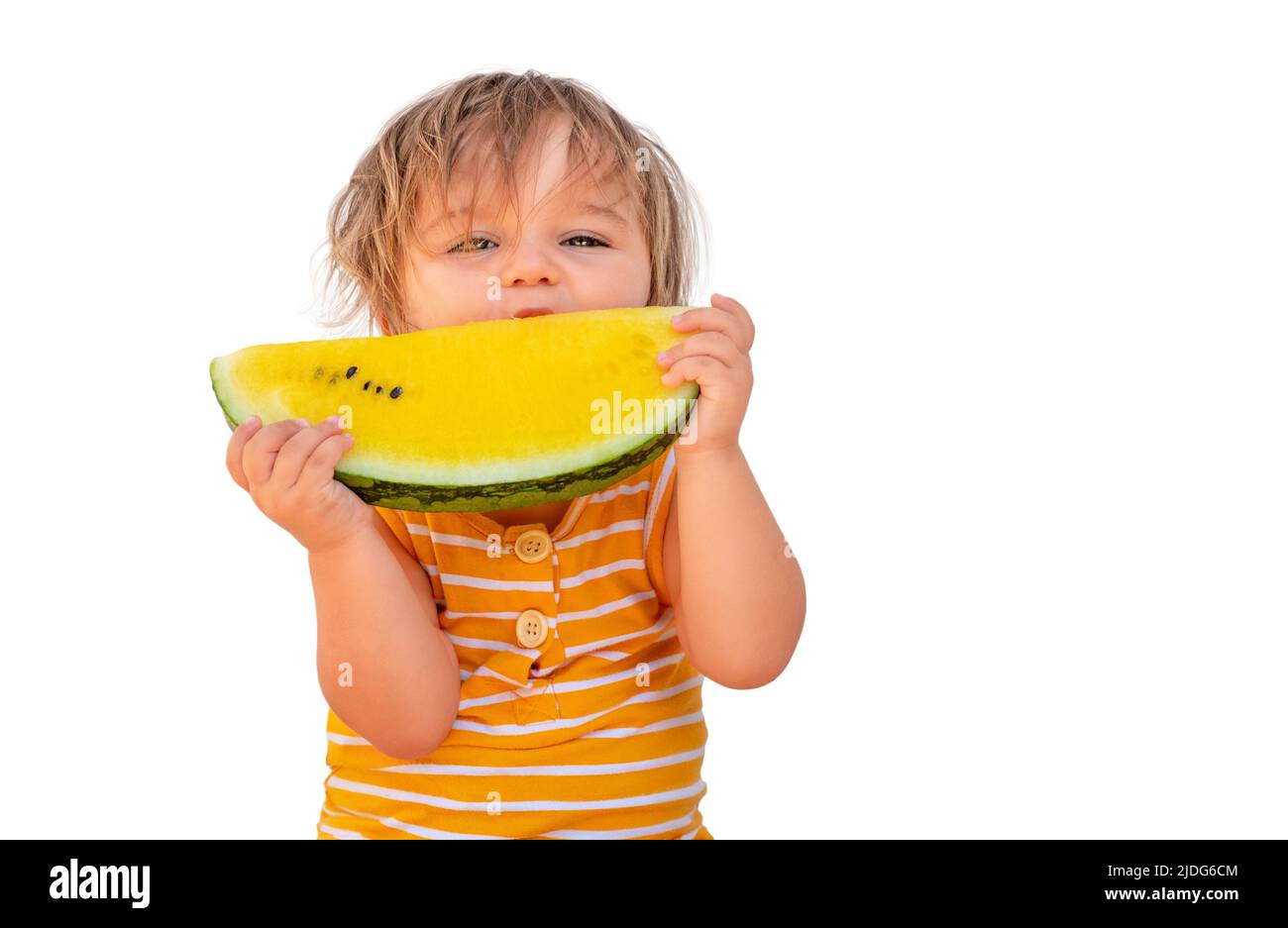 Enfant heureux mangeant de la pastèque jaune isolée sur fond blanc Banque D'Images
