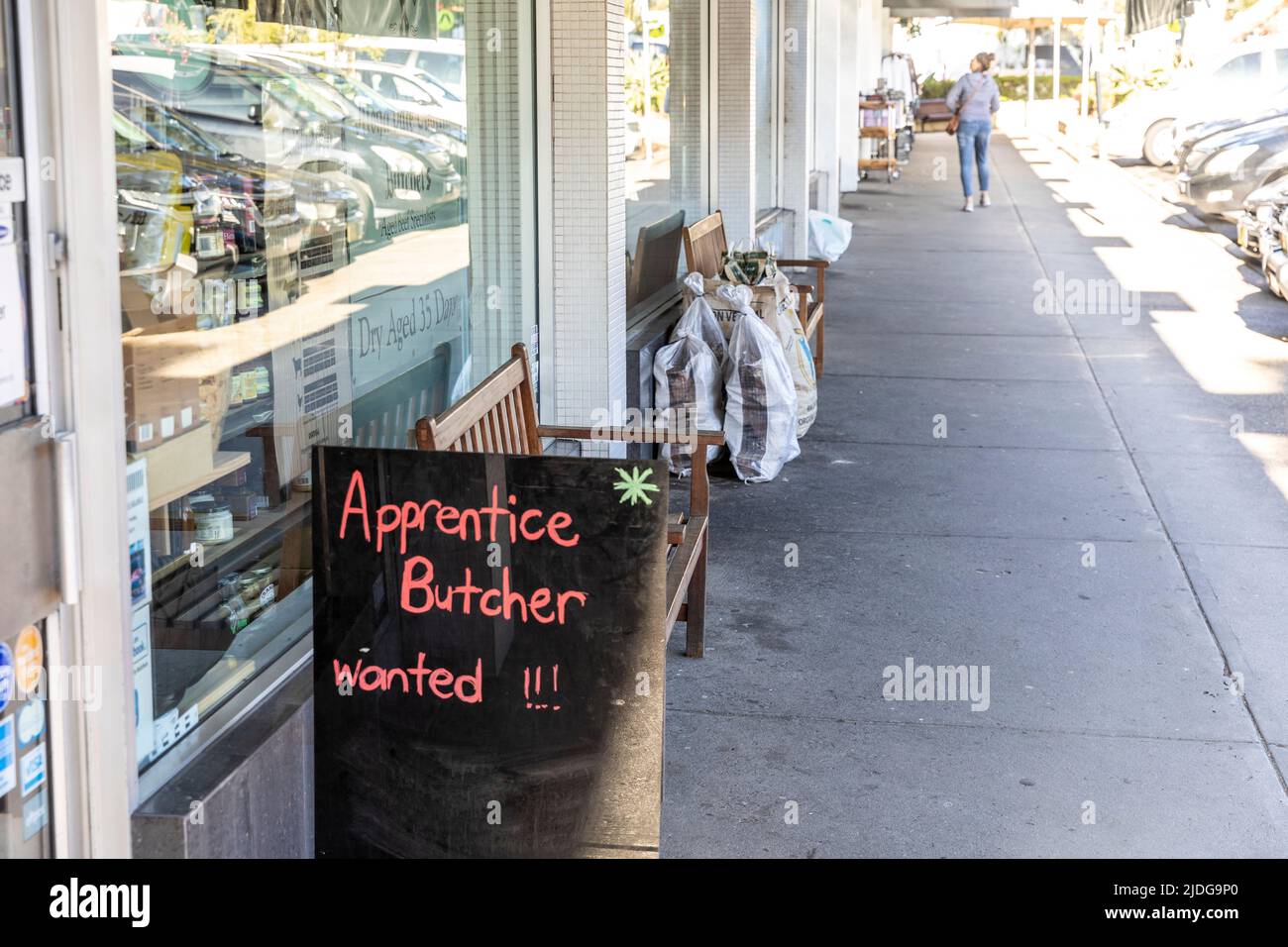Le boucher australien annonce un apprenti boucher sur un tableau noir à l'extérieur de la boutique des bouchers, dans un contexte de pénurie nationale de compétences juin 2022 Banque D'Images