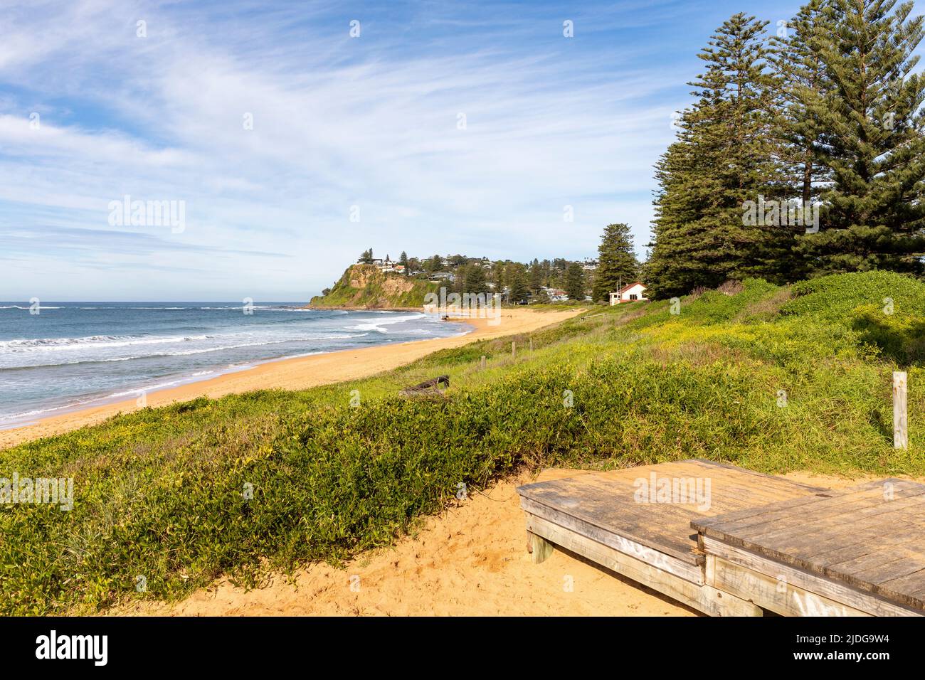 Newport Beach Sydney Australie, ciel bleu lors d'une journée hivernale en juin 2022, en regardant vers le sud le long de Newport Beach vers Sydney Banque D'Images