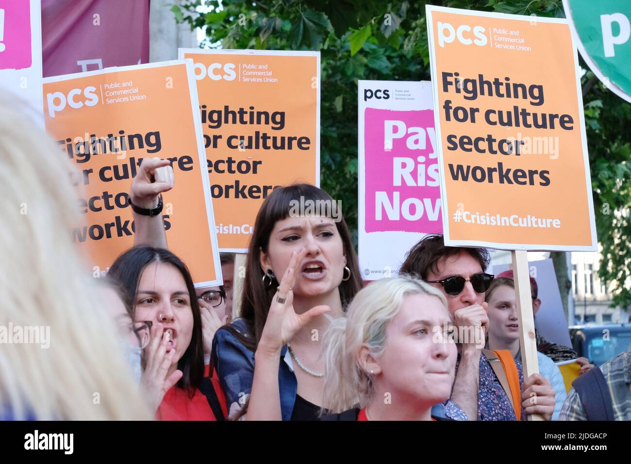 Londres, Royaume-Uni, 20th juin 2022. Les travailleurs du secteur de la culture du syndicat des Services publics et commerciaux (SCP) ont organisé une manifestation salariale à l'extérieur du Musée Victoria et Albert, où devait avoir lieu la fête d'été conservatrice. Les employés des musées se sont vu offrir une augmentation de salaire minimale de 2 %, lorsque la Banque d'Angleterre a prévu que l'inflation se reversera à 11 % d'ici octobre. Les ministres du Cabinet, les députés et les donateurs du Parti conservateur ont assisté à l'événement annuel étiqueté. Crédit : onzième heure Photographie/Alamy Live News Banque D'Images