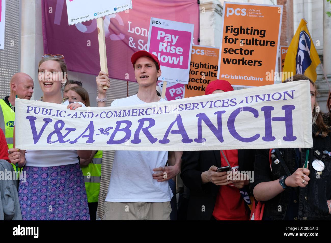 Londres, Royaume-Uni, 20th juin 2022. Les travailleurs du secteur de la culture du syndicat des Services publics et commerciaux (SCP) ont organisé une manifestation salariale à l'extérieur du Musée Victoria et Albert, où devait avoir lieu la fête d'été conservatrice. Les employés des musées se sont vu offrir une augmentation de salaire minimale de 2 %, lorsque la Banque d'Angleterre a prévu que l'inflation se reversera à 11 % d'ici octobre. Les ministres du Cabinet, les députés et les donateurs du Parti conservateur ont assisté à l'événement annuel étiqueté. Crédit : onzième heure Photographie/Alamy Live News Banque D'Images