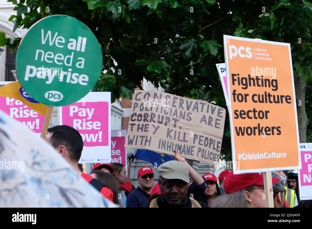 Londres, Royaume-Uni, 20th juin 2022. Les travailleurs du secteur de la culture du syndicat des Services publics et commerciaux (SCP) ont organisé une manifestation salariale à l'extérieur du Musée Victoria et Albert, où devait avoir lieu la fête d'été conservatrice. Les employés des musées se sont vu offrir une augmentation de salaire minimale de 2 %, lorsque la Banque d'Angleterre a prévu que l'inflation se reversera à 11 % d'ici octobre. Les ministres du Cabinet, les députés et les donateurs du Parti conservateur ont assisté à l'événement annuel étiqueté. Crédit : onzième heure Photographie/Alamy Live News Banque D'Images