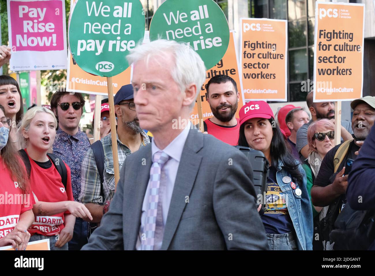 Londres, Royaume-Uni, 20th juin 2022. Le journaliste David Wooding arrive pour le Parti d'été conservateur alors que des travailleurs du secteur culturel du syndicat des Services publics et commerciaux (SCP) ont organisé une manifestation de salaire à l'extérieur du lieu - le Musée Victoria et Albert. Les travailleurs du secteur public se sont vu offrir une augmentation de salaire de 2%, ce qui, selon les syndicalistes, est insuffisant étant donné que l'inflation prévue par la Banque d'Angleterre augmentera à 11% d'ici octobre. Les ministres du Cabinet, les députés et les donateurs du Parti conservateur ont assisté à l'événement annuel étiqueté. Crédit : onzième heure Photographie/Alamy Live News Banque D'Images