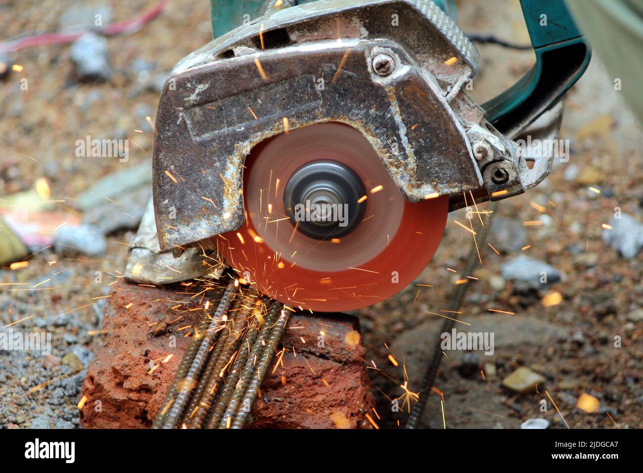 un travailleur coupant des tiges de fer sur le chantier de construction Banque D'Images