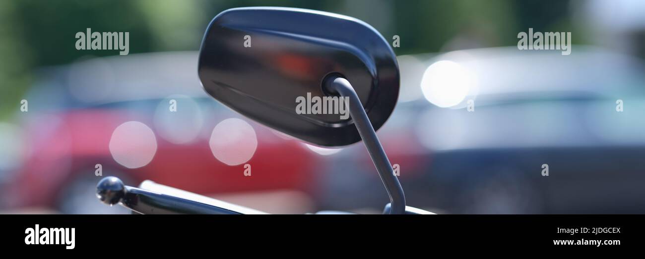 Volant de direction et partie du système de freinage de la moto avec rétroviseur Banque D'Images