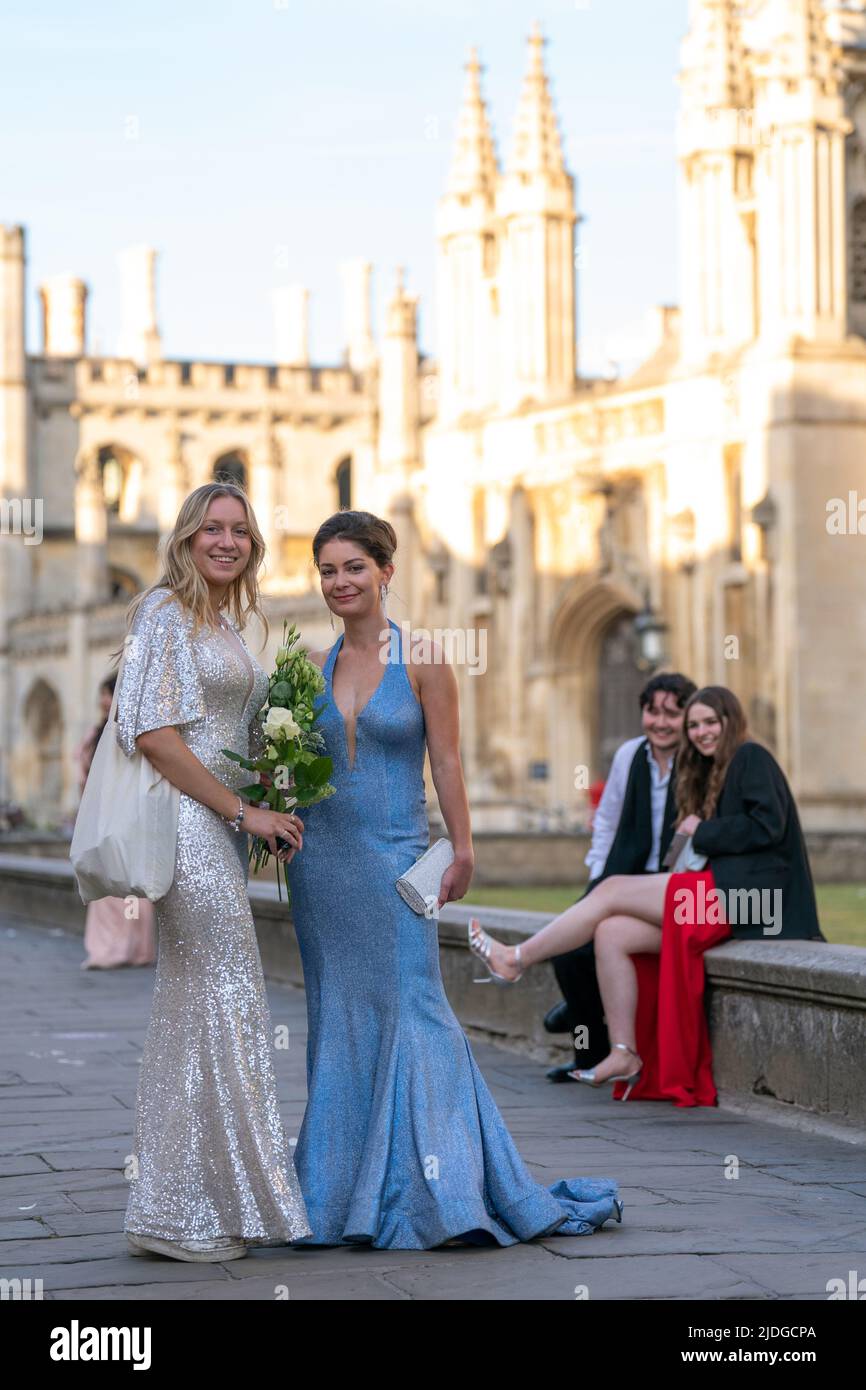 Les étudiants de l'université de Cambridge rentrent chez eux après avoir  fêté la fin de l'année universitaire lors d'un bal de mai au Trinity  College. Le premier bal officiel de mai dans
