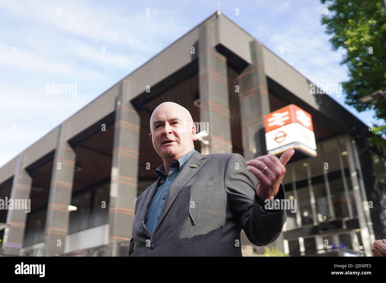 Le secrétaire général du RMT Mick Lynch sur une ligne de piquetage devant la gare Euston à Londres, alors que les membres du syndicat des chemins de fer, des Maritimes et des Transports commencent leur grève nationale avec les travailleurs du métro de Londres dans un conflit amer sur les salaires, les emplois et les conditions. Date de la photo: Mardi 21 juin 2022. Banque D'Images