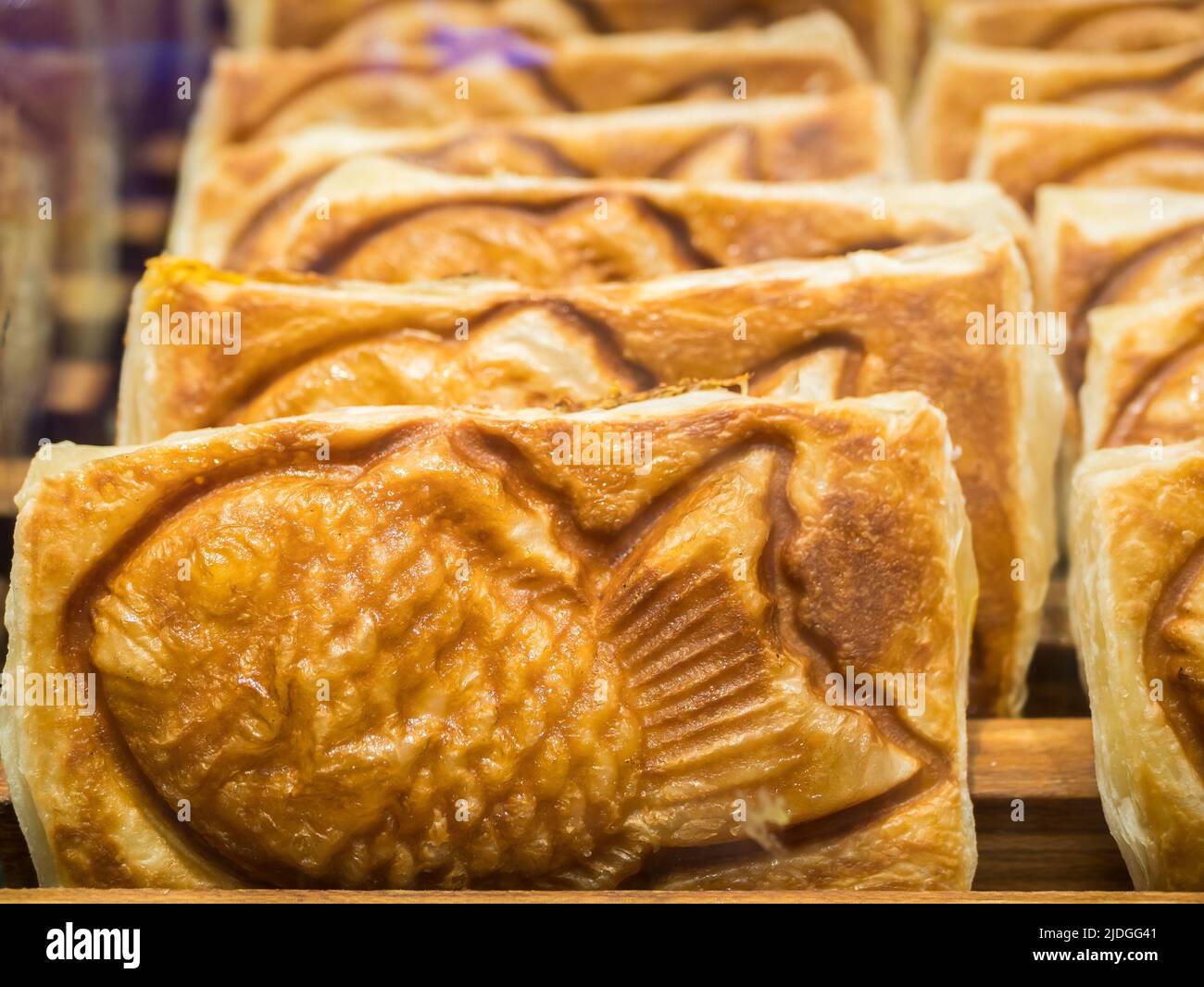 Le taiyaki est un gâteau traditionnel japonais en forme de poisson qui est habituellement rempli de pâte de haricots rouges. Banque D'Images