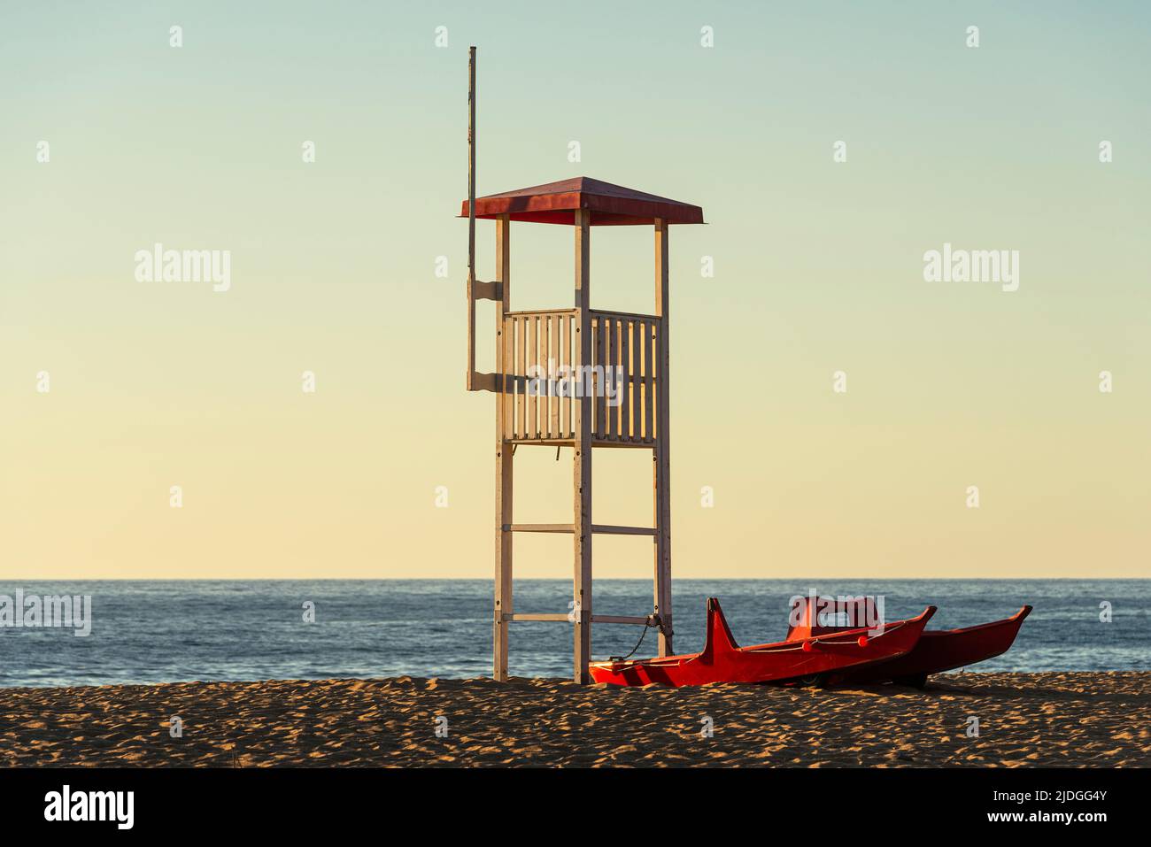 Tour de guet et bateau de sauvetage Salvataggio sur la plage de sable des dunes de Piscinas dans la lumière dorée au coucher du soleil, Costa Verde, Sardaigne, Italie Banque D'Images