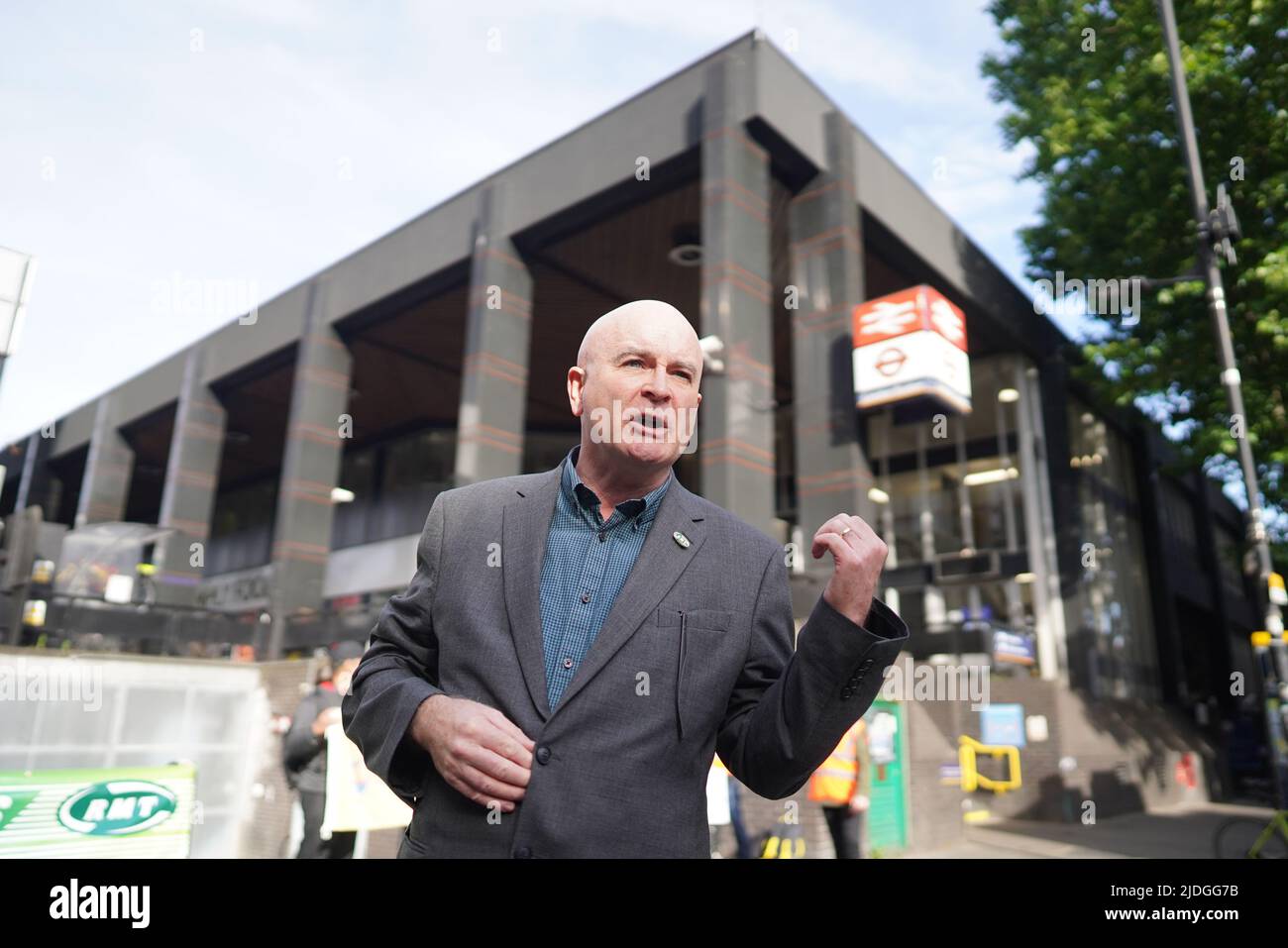 Le secrétaire général du RMT Mick Lynch sur une ligne de piquetage devant la gare Euston à Londres, alors que les membres du syndicat des chemins de fer, des Maritimes et des Transports commencent leur grève nationale avec les travailleurs du métro de Londres dans un conflit amer sur les salaires, les emplois et les conditions. Date de la photo: Mardi 21 juin 2022. Banque D'Images