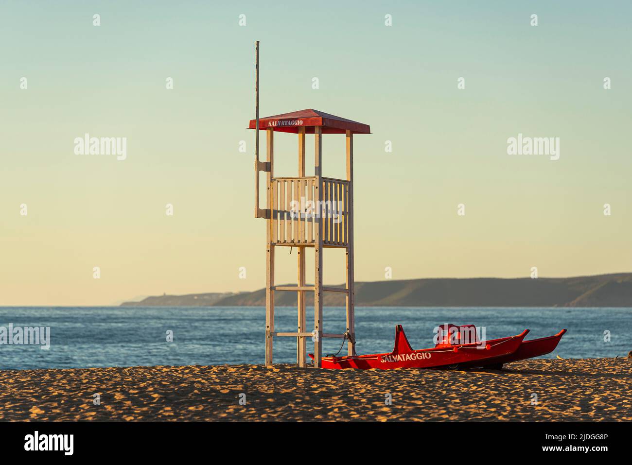 Tour de guet et bateau de sauvetage Salvataggio sur la plage de sable des dunes de Piscinas dans la lumière dorée au coucher du soleil, Costa Verde, Sardaigne, Italie Banque D'Images