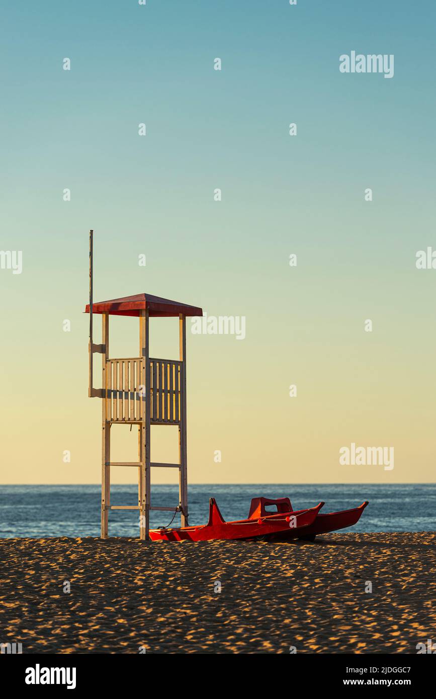 Tour de guet et bateau de sauvetage Salvataggio sur la plage de sable des dunes de Piscinas dans la lumière dorée au coucher du soleil, Costa Verde, Sardaigne, Italie Banque D'Images