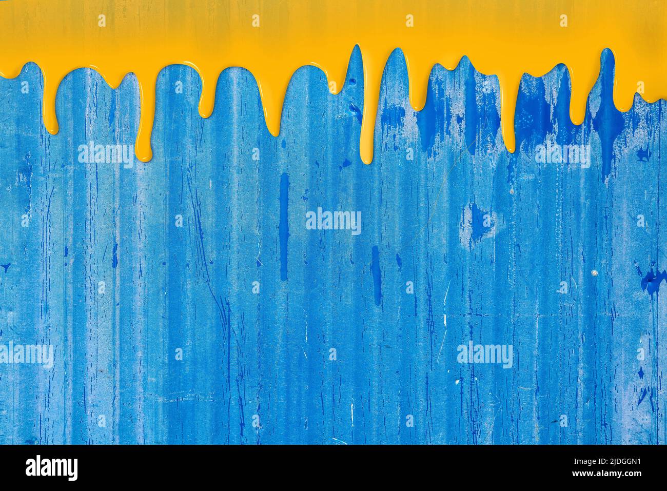 Résumé mur en béton bleu avec texture de peinture à l'huile jaune liquide, arrière-plan. Fond de motif de contour de pinceau . Photo de haute qualité Banque D'Images