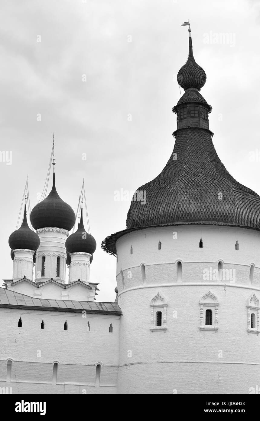 Chefs d'églises de Rostov. Les dômes de l'église Saint-Jean le théologien derrière le mur de la forteresse du Kremlin. Architecture russe du X Banque D'Images