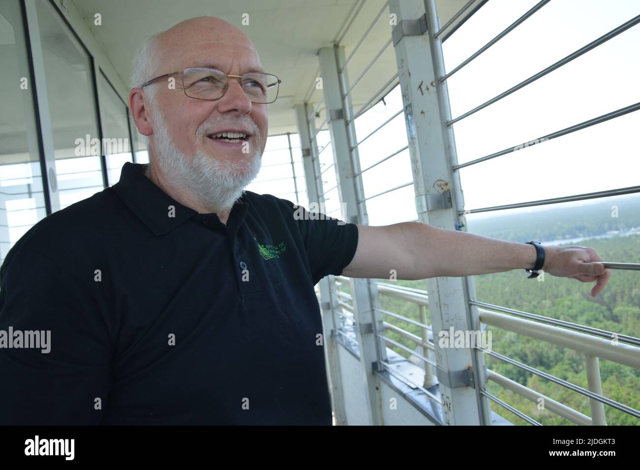 Berlin, Allemagne - 19 juin 2022 - arpenteur Hans-Gerd Becker au sommet de la tour Mueggelberg dans la localité de Koepenick. (Photo de Markku Rainer Peltonen) Banque D'Images
