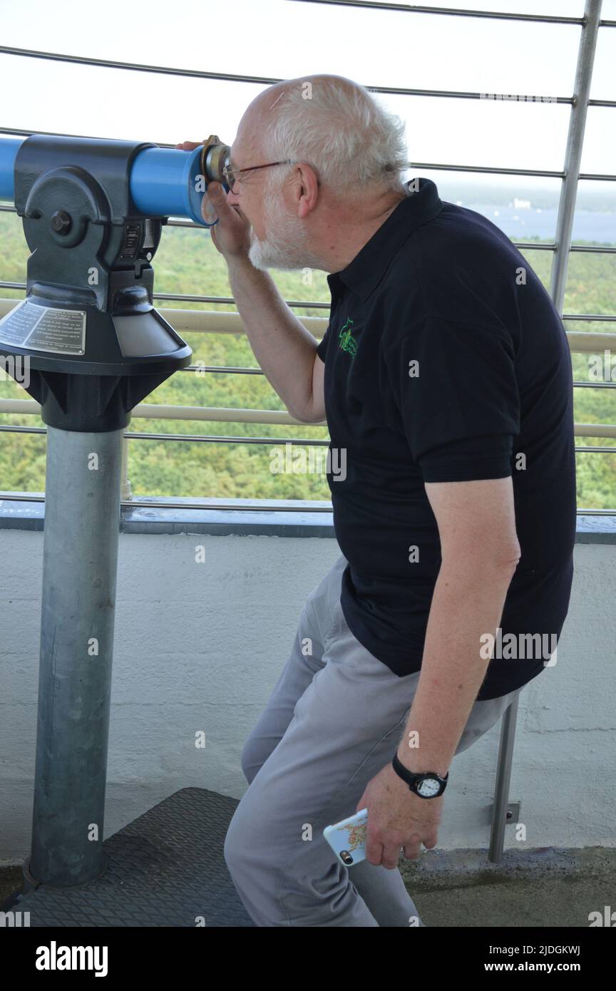 Berlin, Allemagne - 19 juin 2022 - arpenteur Hans-Gerd Becker au sommet de la tour Mueggelberg dans la localité de Koepenick. (Photo de Markku Rainer Peltonen) Banque D'Images