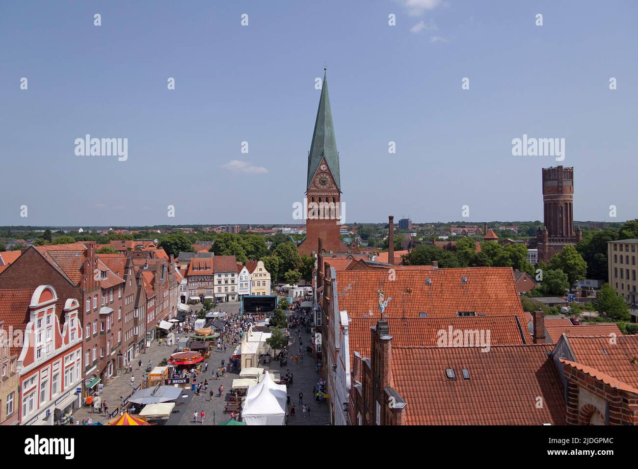 Place Am Sande, Johanneskirche, château d'eau, festival de ville, Lüneburg, Basse-Saxe, Allemagne Banque D'Images