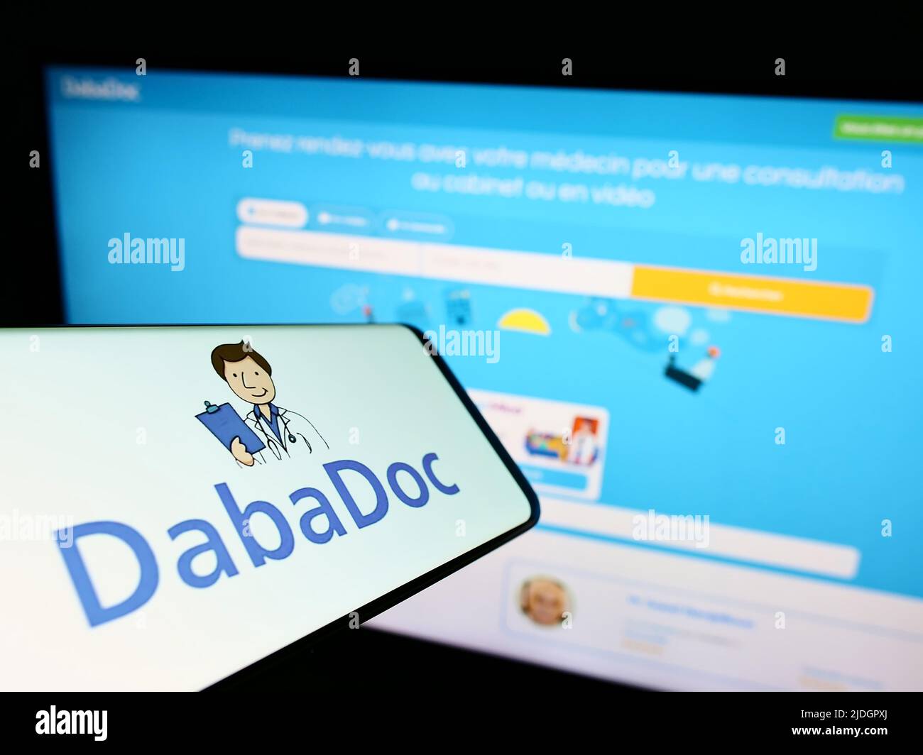Téléphone mobile avec logo de la société marocaine de soins de santé DabaDoc sur écran devant le site Web des entreprises. Effectuez la mise au point au centre-droit de l'écran du téléphone. Banque D'Images