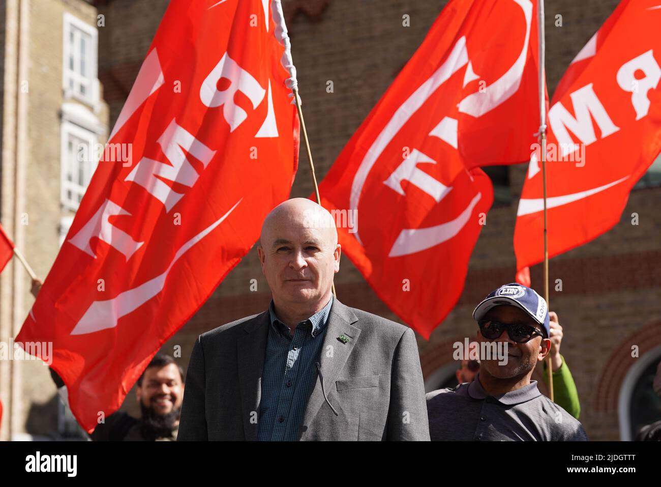 Le secrétaire général du RMT Mick Lynch sur une ligne de piquetage devant la gare de King's Cross St Pancras à Londres, en tant que membres du syndicat des chemins de fer, des Maritimes et des Transports, commence leur grève nationale avec les travailleurs du métro de Londres dans un conflit amer sur les salaires, les emplois et les conditions. Date de la photo: Mardi 21 juin 2022. Banque D'Images