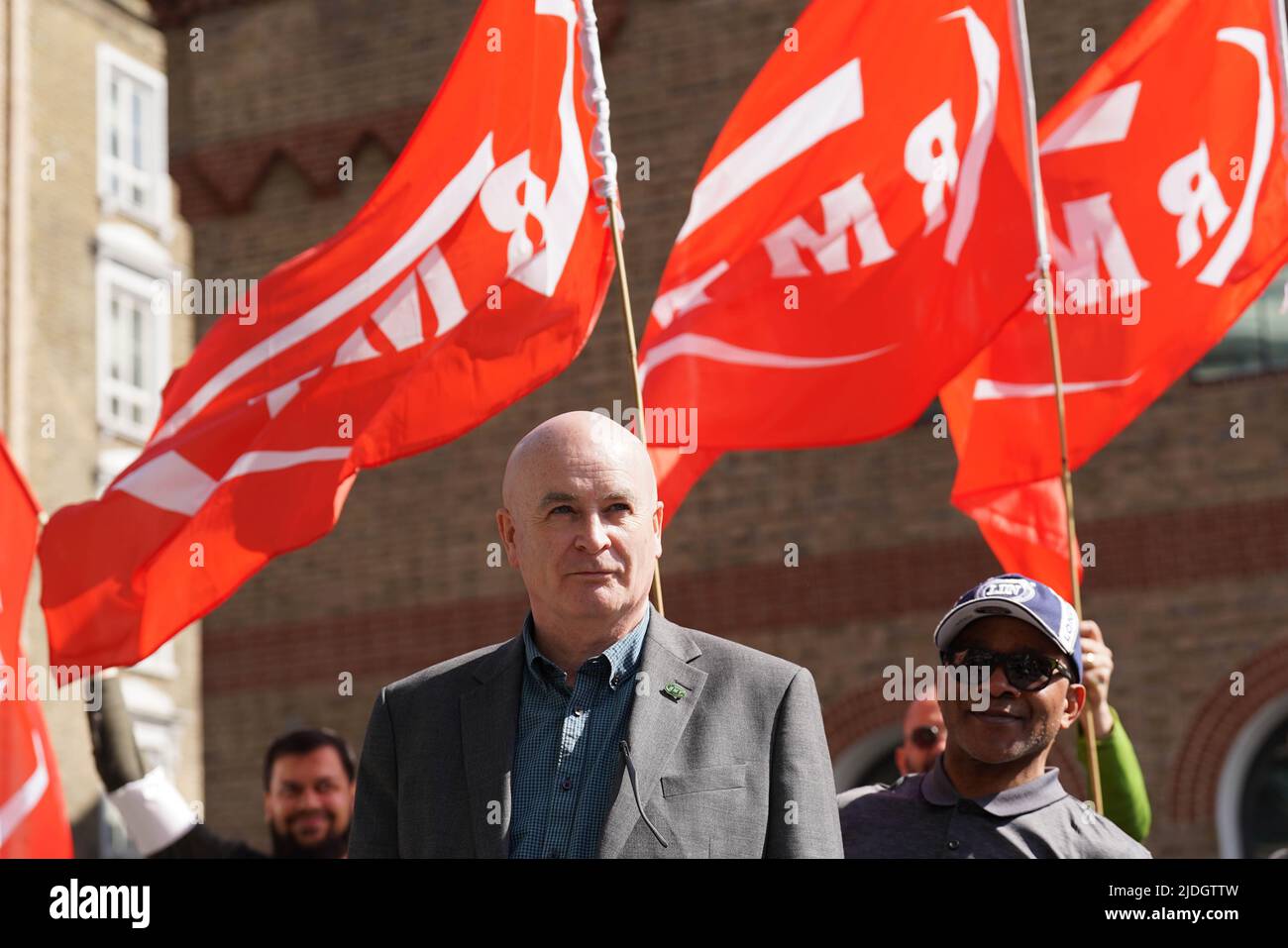Le secrétaire général du RMT Mick Lynch sur une ligne de piquetage devant la gare de King's Cross St Pancras à Londres, en tant que membres du syndicat des chemins de fer, des Maritimes et des Transports, commence leur grève nationale avec les travailleurs du métro de Londres dans un conflit amer sur les salaires, les emplois et les conditions. Date de la photo: Mardi 21 juin 2022. Banque D'Images