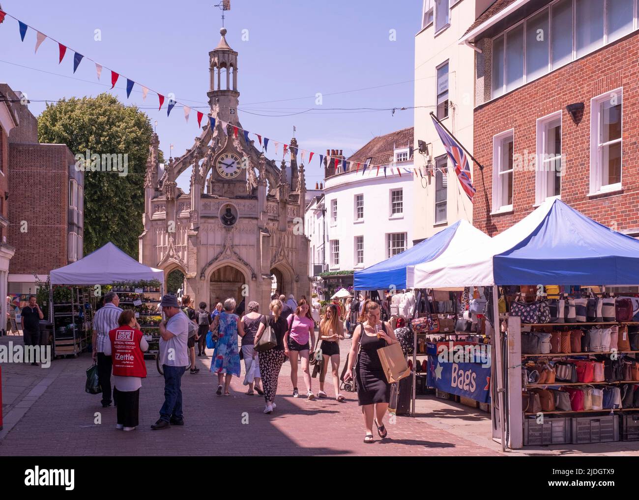 Chichester centre-ville, étals traditionnels du marché Banque D'Images