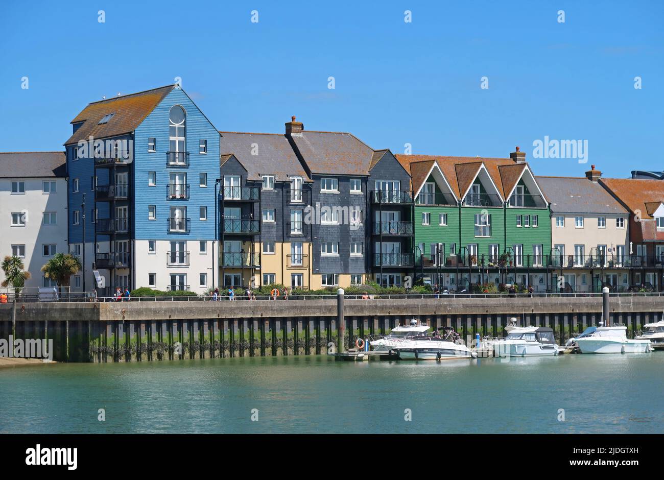 Littlehampton, West Sussex, Royaume-Uni. Récemment développé des logements en bord de mer sur la rive est de la rivière Arun. Montre le ponton et le sentier de promenade au bord de la rivière Banque D'Images