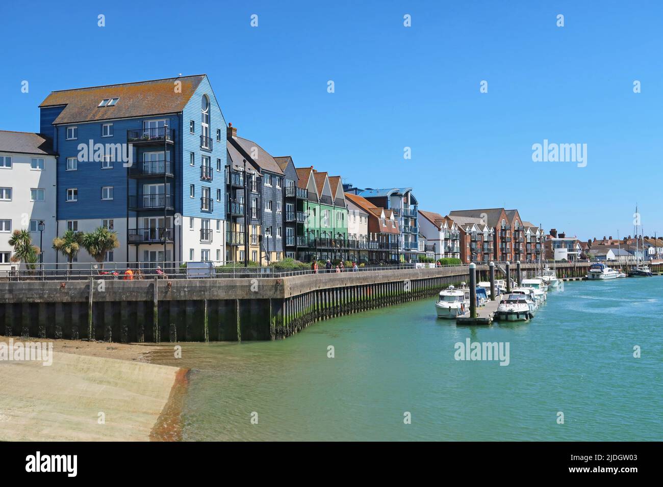Littlehampton, West Sussex, Royaume-Uni. Récemment développé des logements en bord de mer sur la rive est de la rivière Arun. Montre le ponton et le sentier de promenade au bord de la rivière Banque D'Images