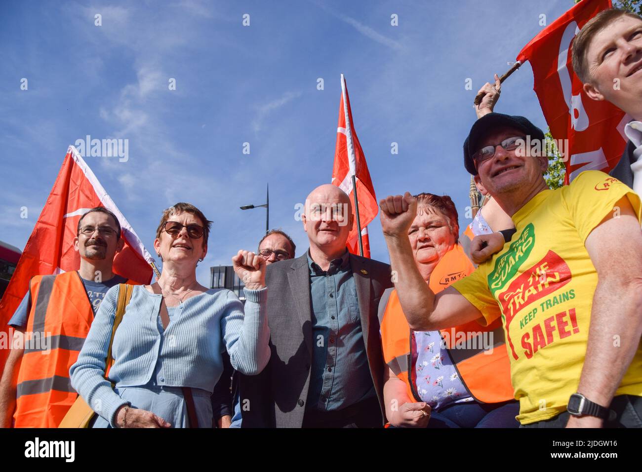 Londres, Royaume-Uni. 21st juin 2022. Mick Lynch, secrétaire général du syndicat RMT, rejoint les grévistes ferroviaires de la gare de King's Cross, la plus grande grève nationale depuis 30 ans ayant frappé le Royaume-Uni. Credit: Vuk Valcic/Alamy Live News Banque D'Images