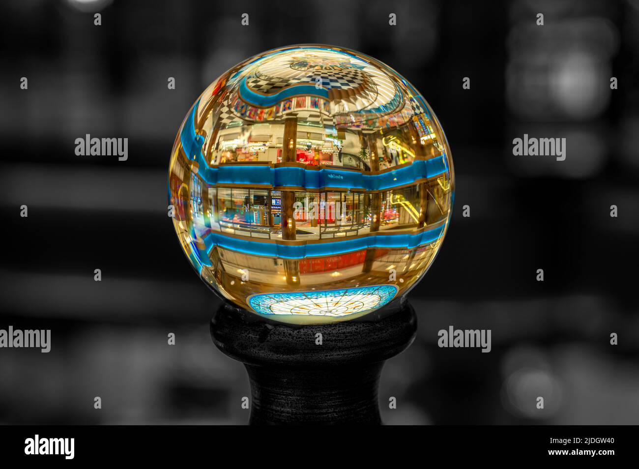 Une boule de cristal sur le panneau supérieur d'un escalier nautilus à l'intérieur d'un centre commercial à Yu Yuan. Banque D'Images