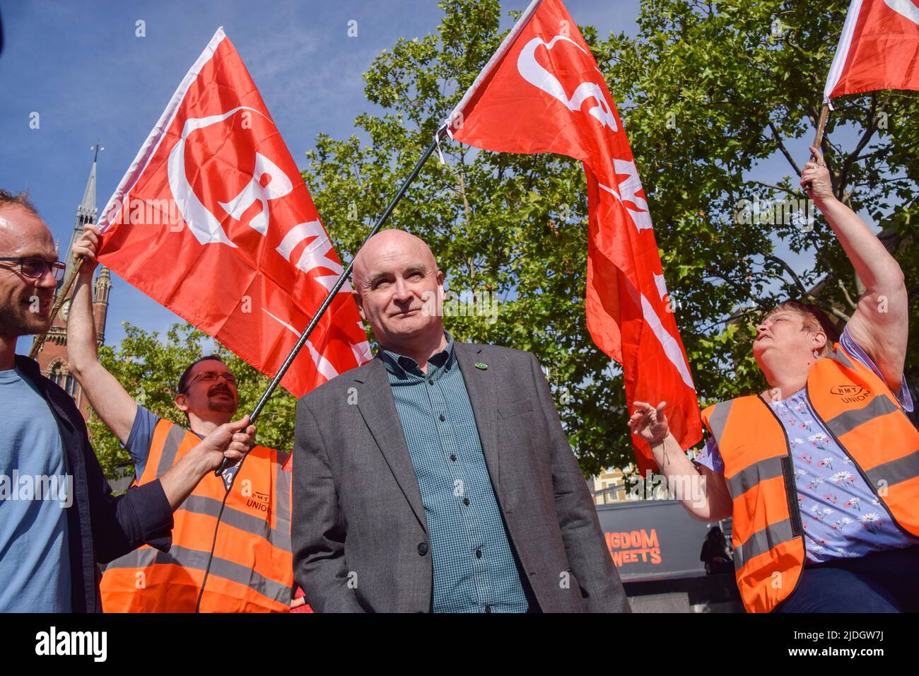 Londres, Royaume-Uni. 21st juin 2022. Mick Lynch, secrétaire général du syndicat RMT, rejoint les grévistes ferroviaires de la gare de King's Cross, la plus grande grève nationale depuis 30 ans ayant frappé le Royaume-Uni. Credit: Vuk Valcic/Alamy Live News Banque D'Images