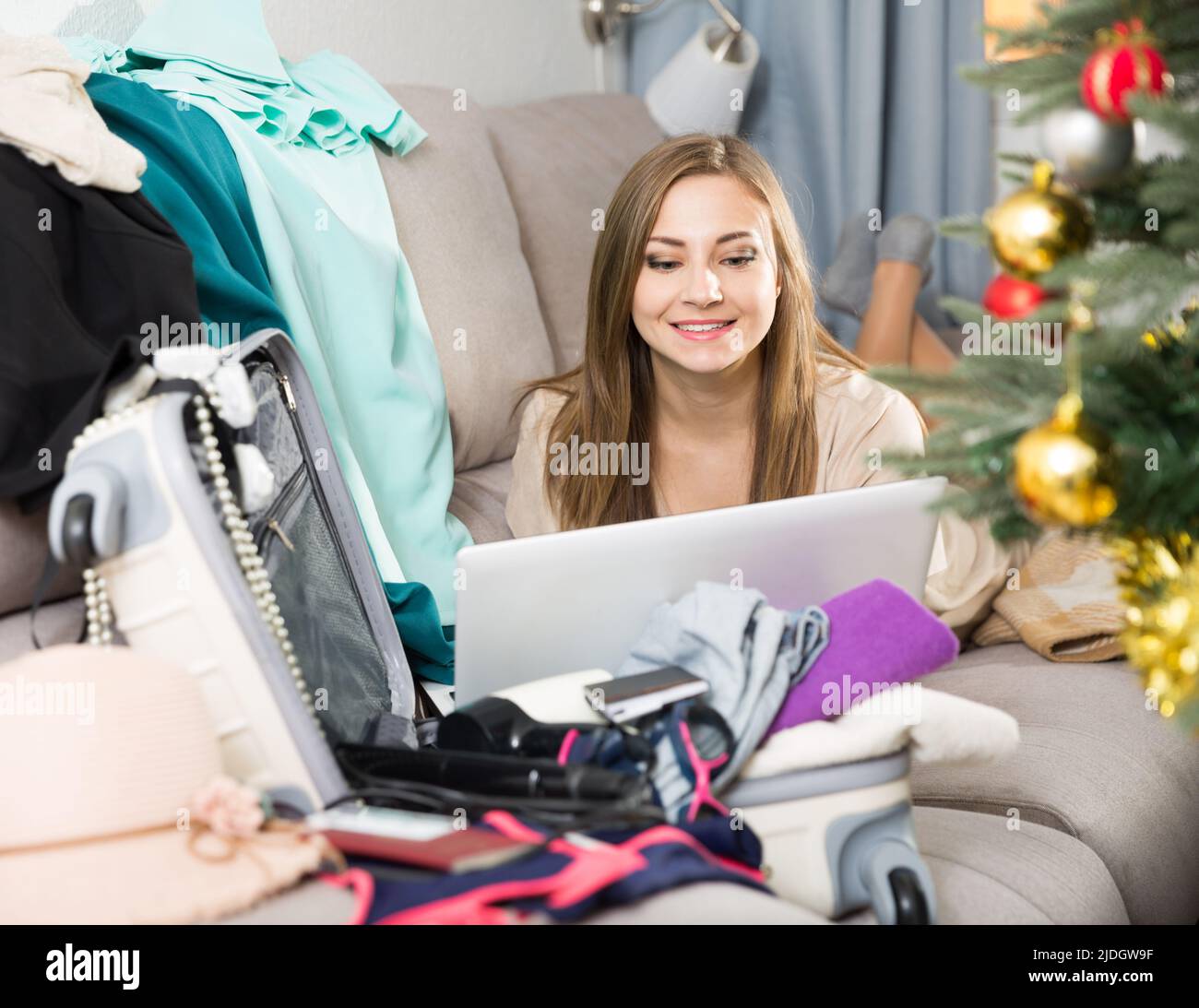 Une fille qui réserve des billets pour son voyage de Noël Banque D'Images