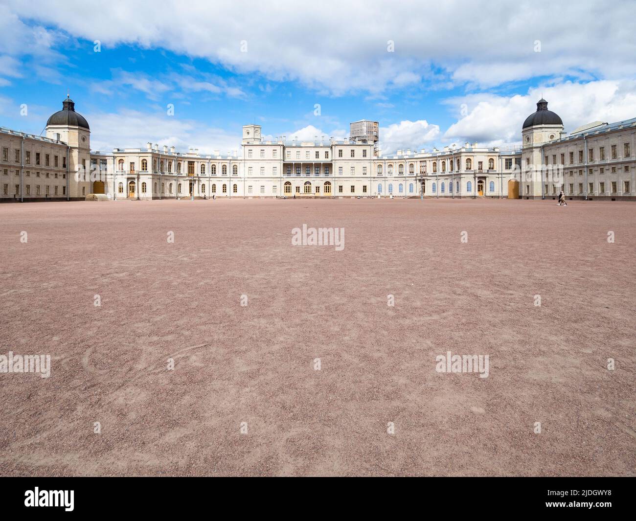 Gatchina, Russie - 15 mai 2022 : cour et façade sud du Grand Palais Gatchina le jour du printemps. Le palais Gatchina a reçu le site du patrimoine mondial de l'UNESCO Banque D'Images