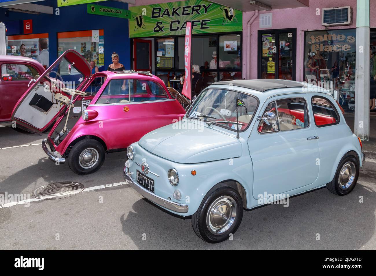 Deux petites voitures à bulles, une Fiat Saloon 500 1969 (avant) et une BMW Isetta 1963 (arrière) exposées lors d'un spectacle de voitures classique. Tauranga, Nouvelle-Zélande Banque D'Images