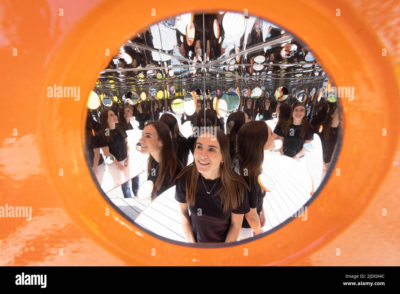 USAGE ÉDITORIAL EXCLUSIF Megan Painter, de Londres, regarde une installation intitulée Infinity and Beyond par Martin Richman et Emma Kate Matthews aux jardins de Harbour Quay, dévoilée dans le cadre du festival Summer Lights à Canary Wharf à Londres. Date de la photo: Lundi 20 juin 2022. Banque D'Images