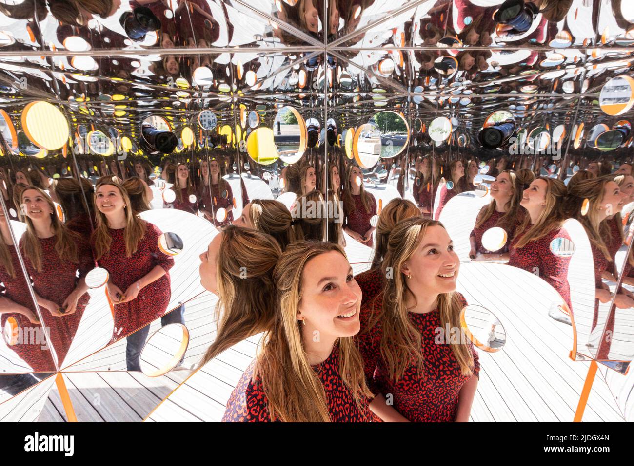 USAGE ÉDITORIAL SEULE Martine Basson, de Londres, regarde une installation intitulée Infinity and Beyond par Martin Richman et Emma Kate Matthews aux jardins de Harbour Quay, dévoilée dans le cadre du festival Summer Lights à Canary Wharf à Londres. Date de la photo: Lundi 20 juin 2022. Banque D'Images