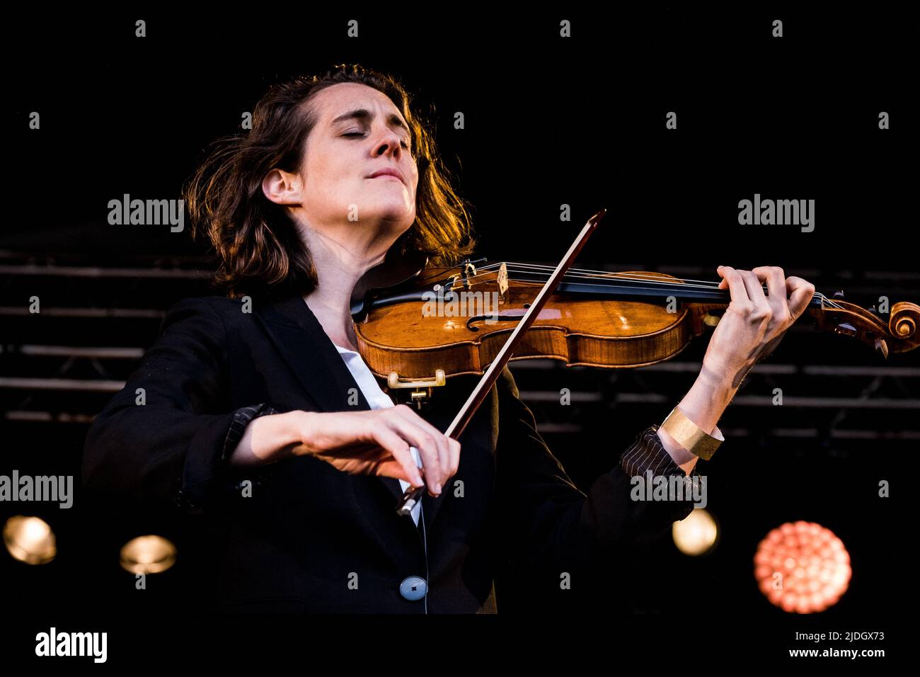 Fiona Monbet en concert pendant le Festival de Jazz de la Défense à Paris, en France, sur 20 juin 2022. Fiona Monbet est artiste, violoniste, compositeur et chef d'orchestre français-irlandais. Diplômé en violon du Conservatoire National de musique de Paris, Fiona se consacre ensuite à la conduite. Depuis un très jeune âge, à côté de son activité classique, elle a eu une carrière de jazz avec plusieurs records à son crédit (O'Ceol 2013, Contrebande 2018 et son dernier record Maelström). Photo de Pierrick Villette/ABACAPRESS.COM Banque D'Images