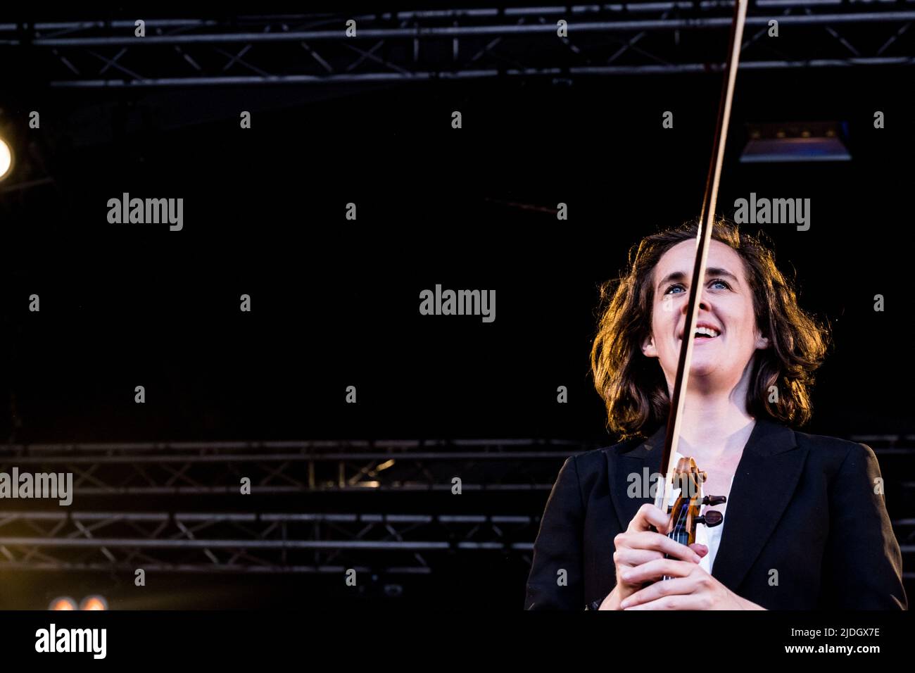 Fiona Monbet en concert pendant le Festival de Jazz de la Défense à Paris, en France, sur 20 juin 2022. Fiona Monbet est artiste, violoniste, compositeur et chef d'orchestre français-irlandais. Diplômé en violon du Conservatoire National de musique de Paris, Fiona se consacre ensuite à la conduite. Depuis un très jeune âge, à côté de son activité classique, elle a eu une carrière de jazz avec plusieurs records à son crédit (O'Ceol 2013, Contrebande 2018 et son dernier record Maelström). Photo de Pierrick Villette/ABACAPRESS.COM Banque D'Images