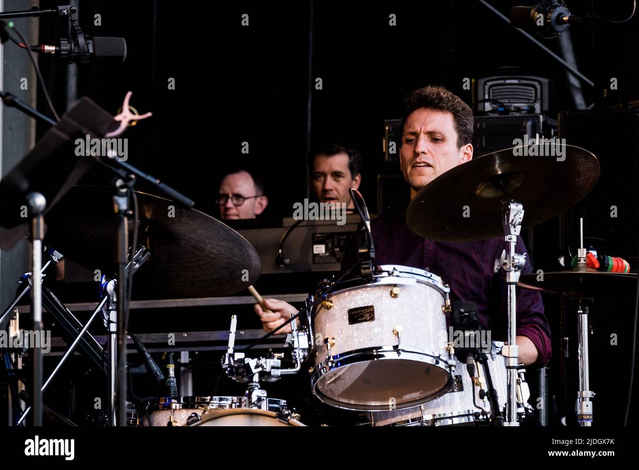 Musicien de concert avec Fiona Monbet lors du festival de jazz de la Défense à Paris, en France, sur 20 juin 2022. Fiona Monbet est artiste, violoniste, compositeur et chef d'orchestre français-irlandais. Diplômé en violon du Conservatoire National de musique de Paris, Fiona se consacre ensuite à la conduite. Depuis un très jeune âge, à côté de son activité classique, elle a eu une carrière de jazz avec plusieurs records à son crédit (O'Ceol 2013, Contrebande 2018 et son dernier record Maelström). Photo de Pierrick Villette/ABACAPRESS.COM Banque D'Images