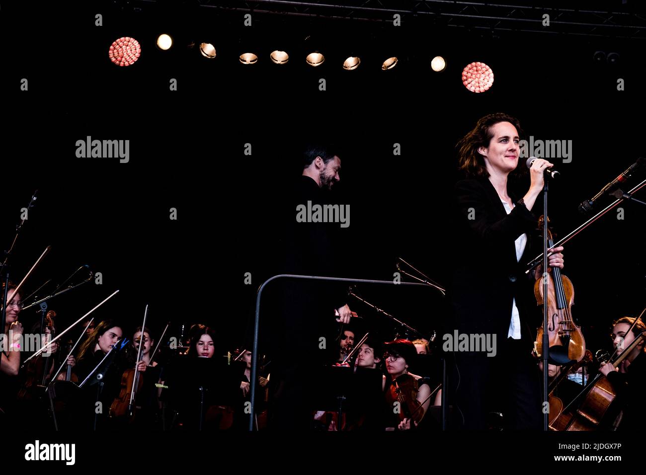 Fiona Monbet en concert pendant le Festival de Jazz de la Défense à Paris, en France, sur 20 juin 2022. Fiona Monbet est artiste, violoniste, compositeur et chef d'orchestre français-irlandais. Diplômé en violon du Conservatoire National de musique de Paris, Fiona se consacre ensuite à la conduite. Depuis un très jeune âge, à côté de son activité classique, elle a eu une carrière de jazz avec plusieurs records à son crédit (O'Ceol 2013, Contrebande 2018 et son dernier record Maelström). Photo de Pierrick Villette/ABACAPRESS.COM Banque D'Images